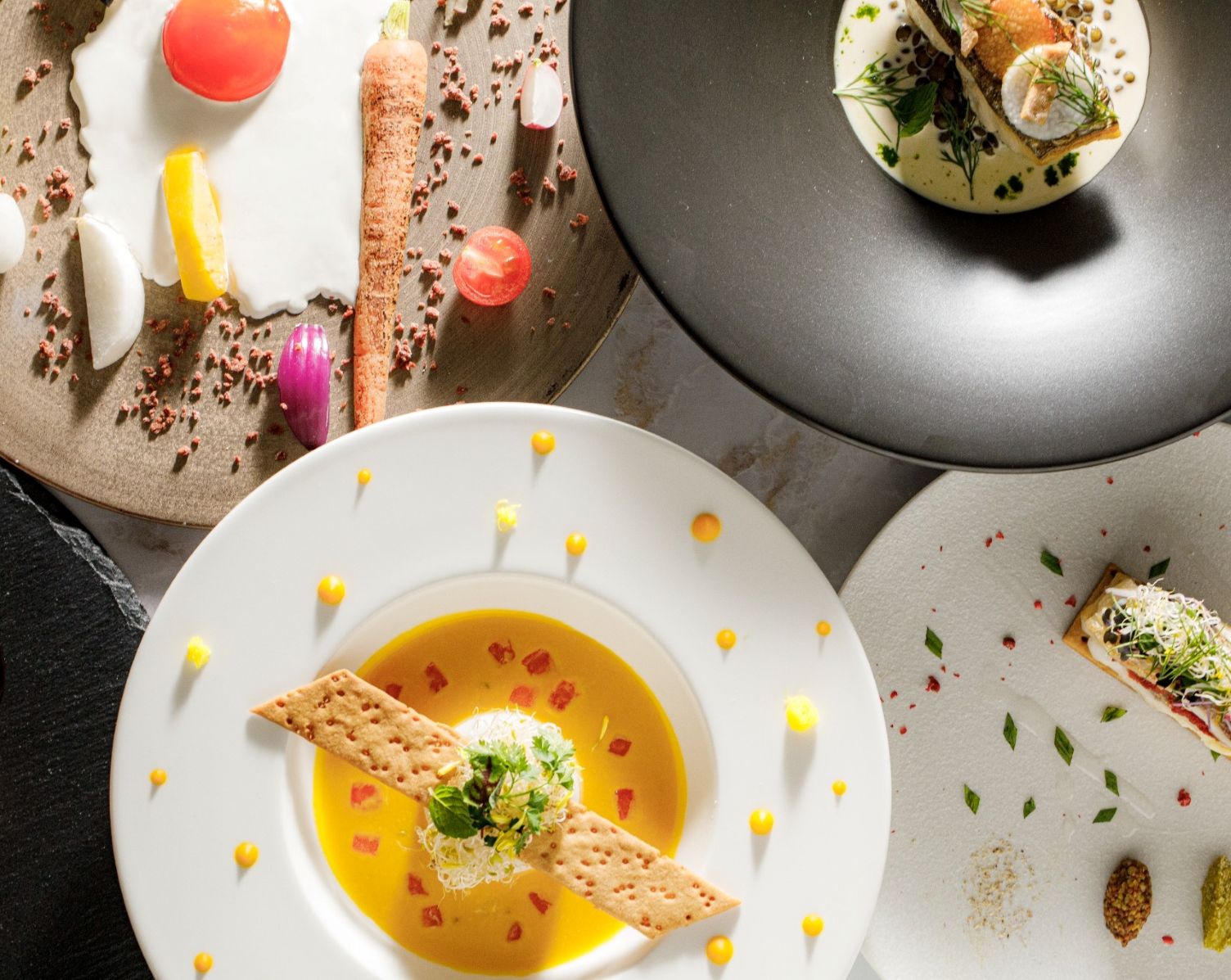 埼玉・大宮の結婚式場アネーリ大宮の婚礼フレンチ。濃厚なポタージュスープや彩り野菜のオードブルなど、目にも鮮やかなコース料理のイメージ