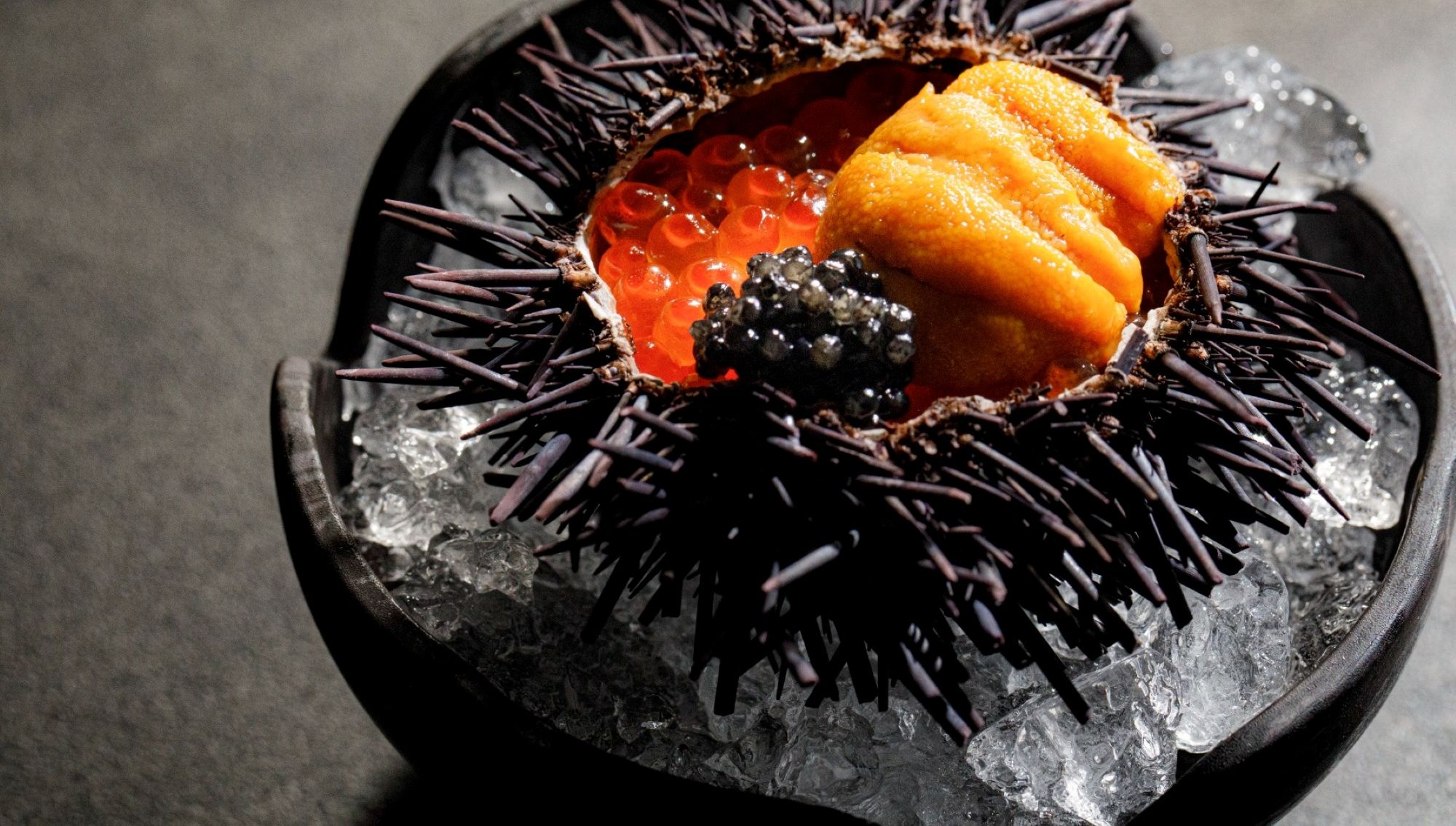 アネーリ大宮の婚礼料理。殻付きの雲丹に、新鮮ないくらとキャビアを贅沢に添えた氷上の冷製前菜。大宮の結婚式場でゲストを魅了する、高級食材が彩る和モダンな至高の一皿。