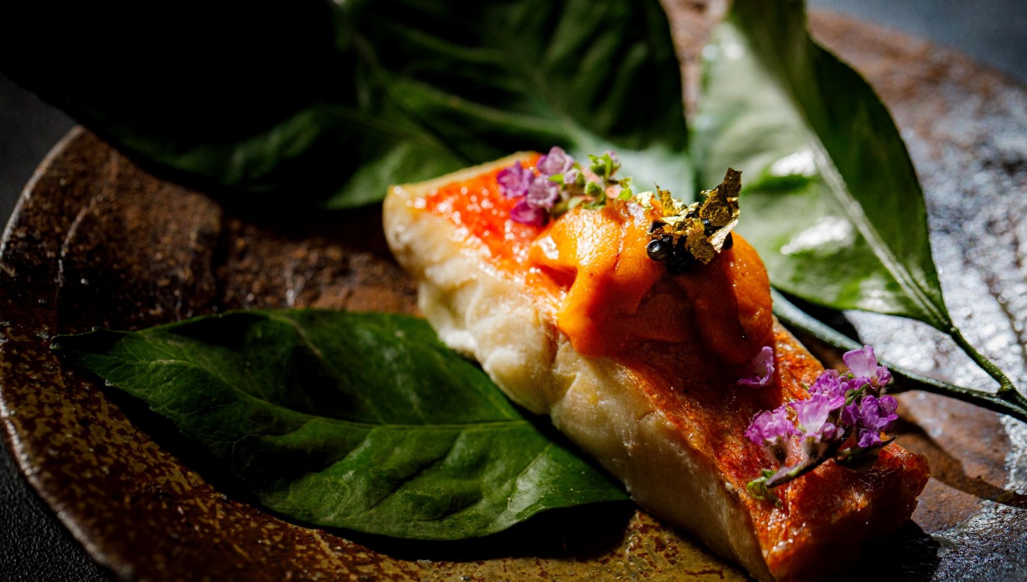 アネーリ大宮の和の婚礼料理。香ばしく焼き上げた金目鯛に、濃厚な雲丹と金箔、穂紫蘇を添えた贅沢な一品。大宮の結婚式場でゲストをおもてなしする、高級感あふれる本格的な和食メニュー。