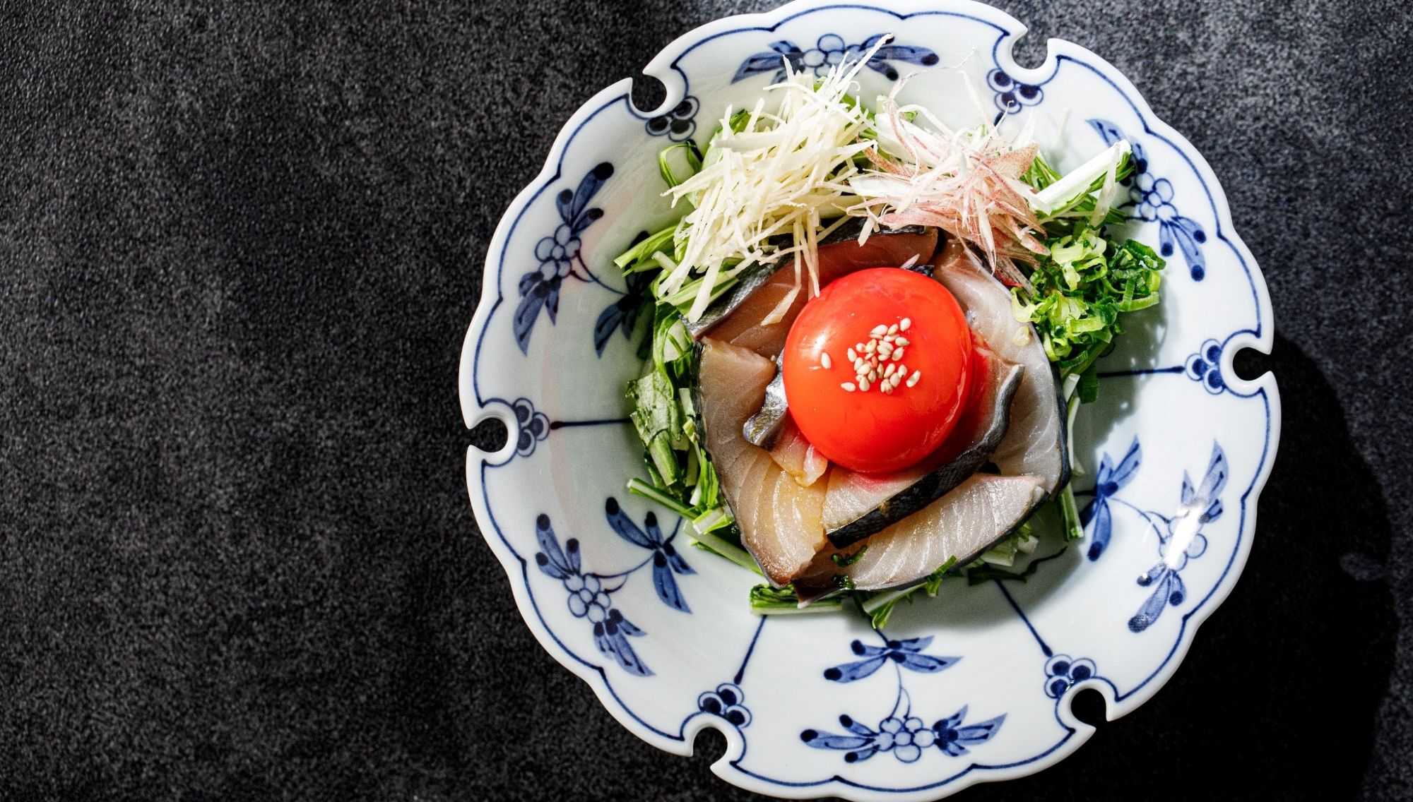 アネーリ大宮の和の婚礼料理。花型の器に盛り付けられた、鮮やかな卵黄と新鮮な刺身、たっぷりの薬味。大宮の結婚式場でゲストをおもてなしする、色彩豊かな本格和食の一皿。