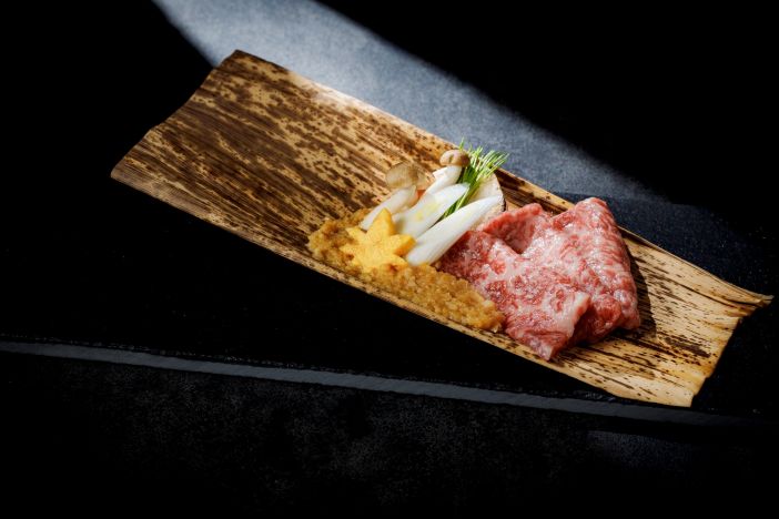 埼玉・大宮の結婚式場アネーリ大宮の本格和食。厳選和牛と野菜を特製味噌で味わう、香り豊かな朴葉焼き