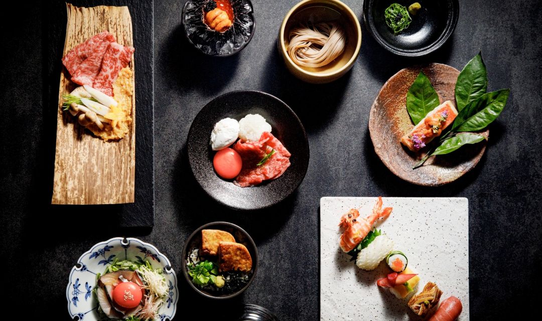 埼玉・大宮の結婚式場アネーリ大宮の和食フルコース集合写真。寿司、和牛朴葉焼き、蕎麦など、黒い背景に映える創作和食のラインナップ。