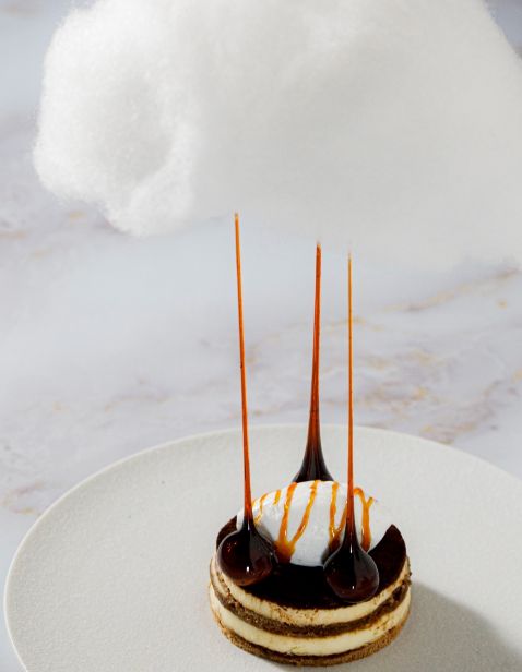 アネーリ大宮の婚礼デザート「魔法のティラミス」。ティラミスの上に繊細な飴細工で綿菓子の雲を浮かせた、幻想的な特製スイーツ。大宮の結婚式場でゲストに驚きと感動を届ける、フォトジェニックな一皿。