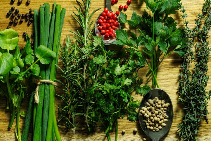 埼玉・大宮の結婚式場アネーリ大宮の厳選食材。料理の仕上げに使用する新鮮なローズマリー、タイム、各種ペッパーなどのハーブとスパイス