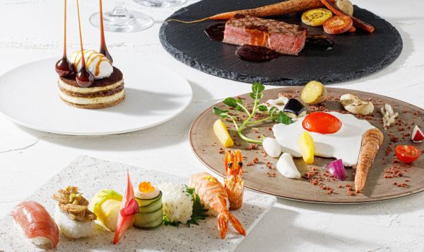 アネーリ大宮の和洋折衷婚礼コース。牛フィレ肉のステーキ、握り寿司、彩り野菜の前菜、特製ティラミスを一堂に並べた豪華な集合写真。フレンチと和食の魅力を一度に堪能できる、ゲスト満足度の高いコース料理の全体イメージ。